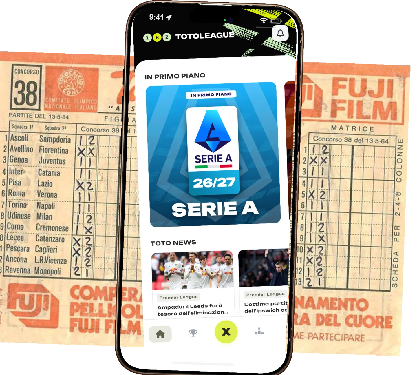 Schermata dell'app TotoLeague su smartphone affiancata a vecchie schedine del totocalcio